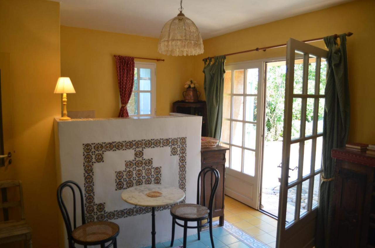 Le Mas Perréal Saint-Saturnin-lès-Apt Habitación foto